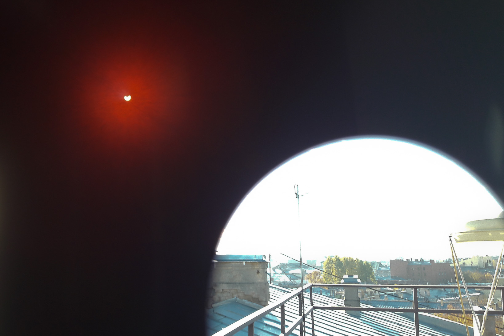 Вчера было солнечное затмение. Затмение солнца 25 октября 2022. Солнечное затмение 25 октября 2022 года. Солнечное затмение 25 октября Минусинск. Солнечное затмение Видное в Сибири.